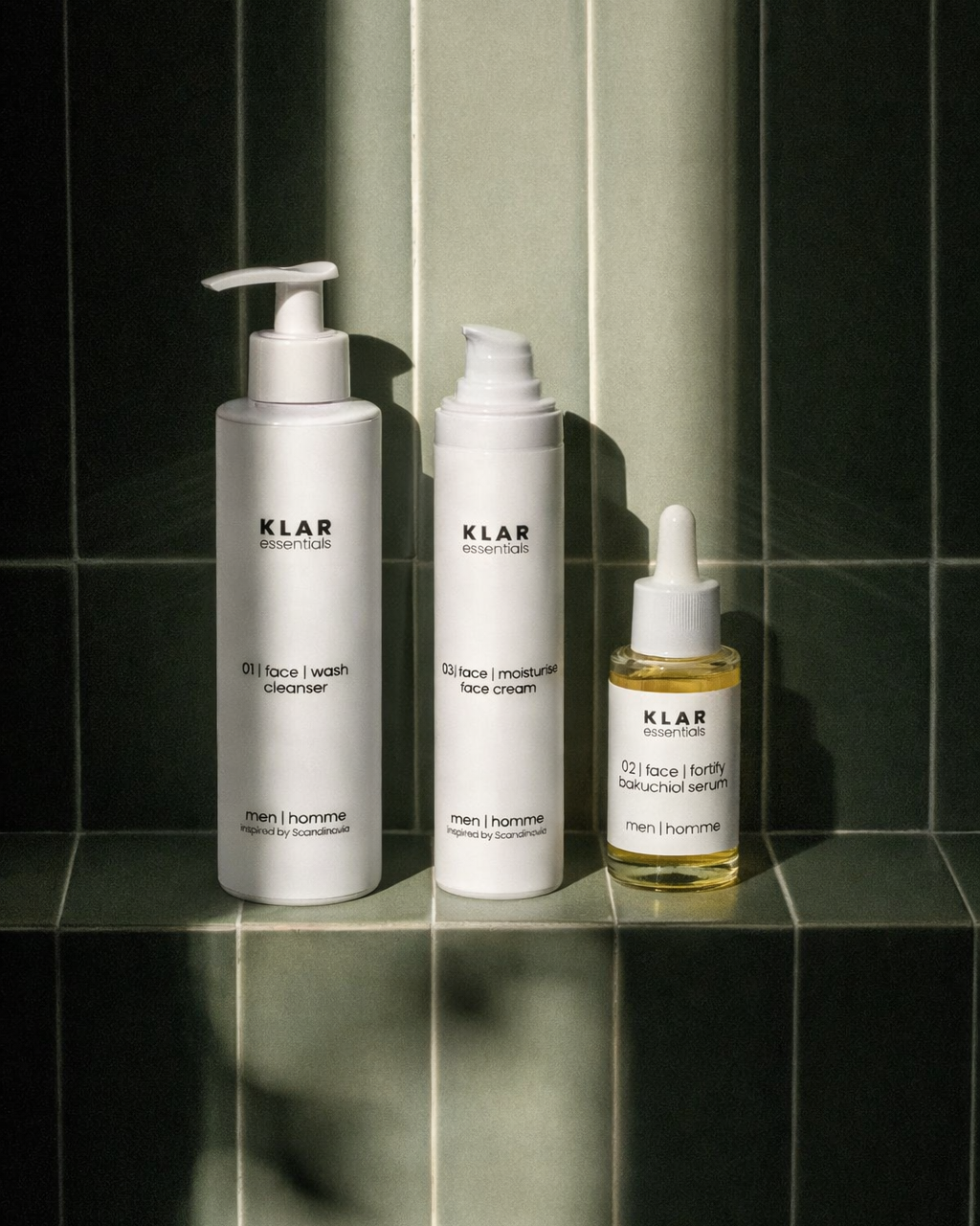 Ansiktsrutin framför grönt kakel